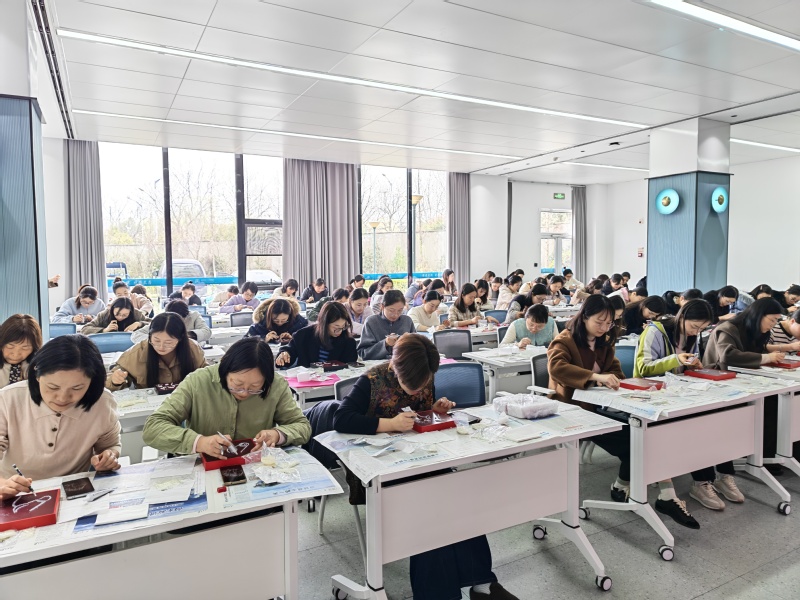 校工会举办“奋进‘她’力量 医...